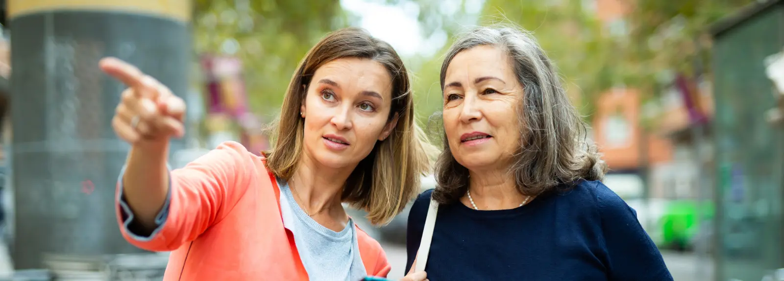 Mulher a mostrar um desfibrilador